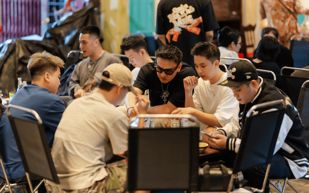 Drinking culture often intertwines with storytelling, laughter, and a sense of duty to maintain social cohesion (Source: Qu&aacute;n bia Kh&ocirc; Mực)